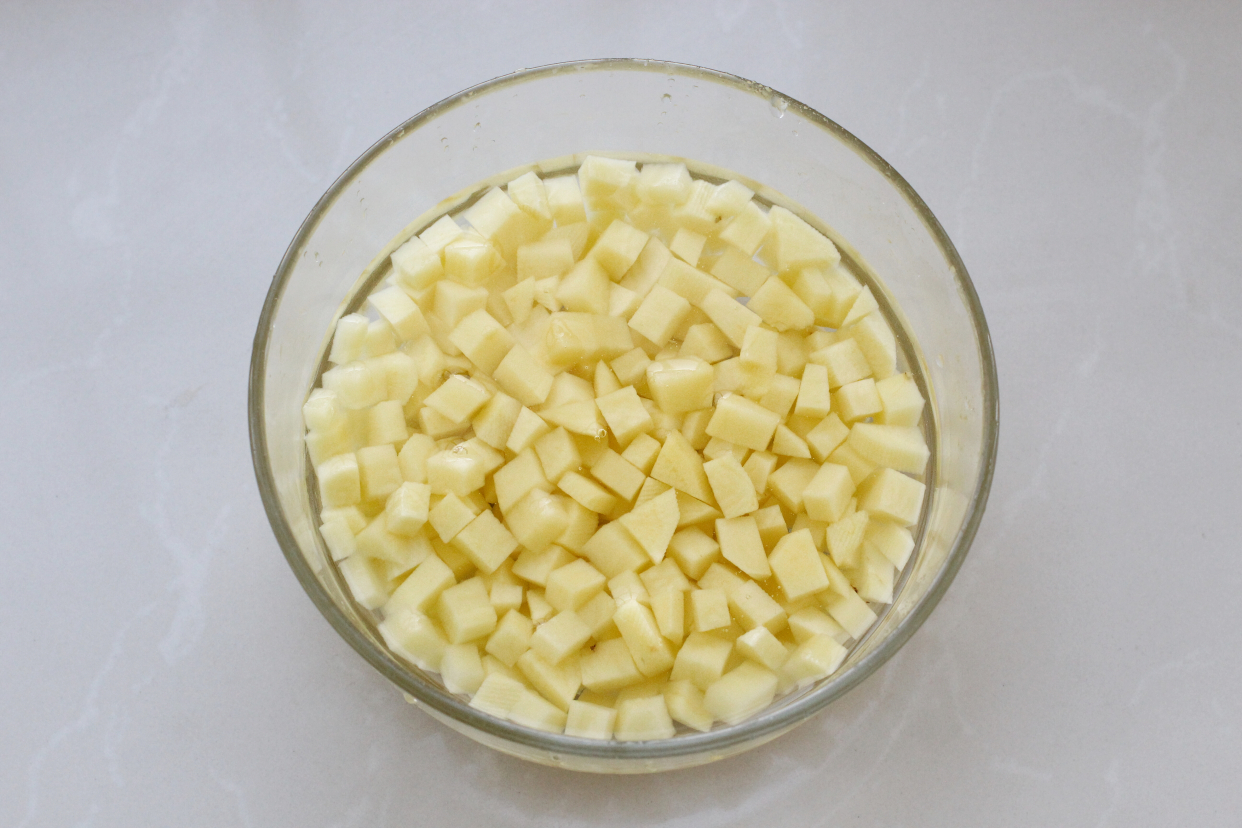 在家做麦叔叔同款薯饼，两个土豆就能做一大盘，外酥里糯香喷喷的