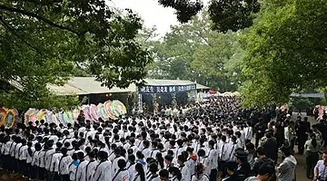 20岁兵哥哥救火牺牲，追思会万人自发送行，如今失独夫妻收获一女