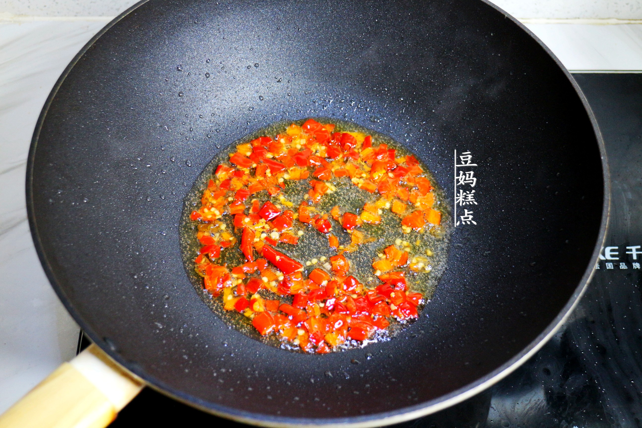 油豆腐泡怎么炒才好吃？这样做，5分钟上桌，简单又下饭