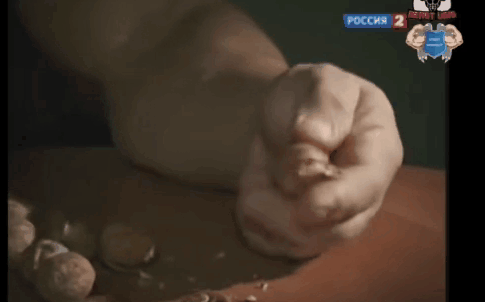 俄羅斯腕力冠軍丹尼斯，臂圍接近60CM，2根手指就能捏碎核桃