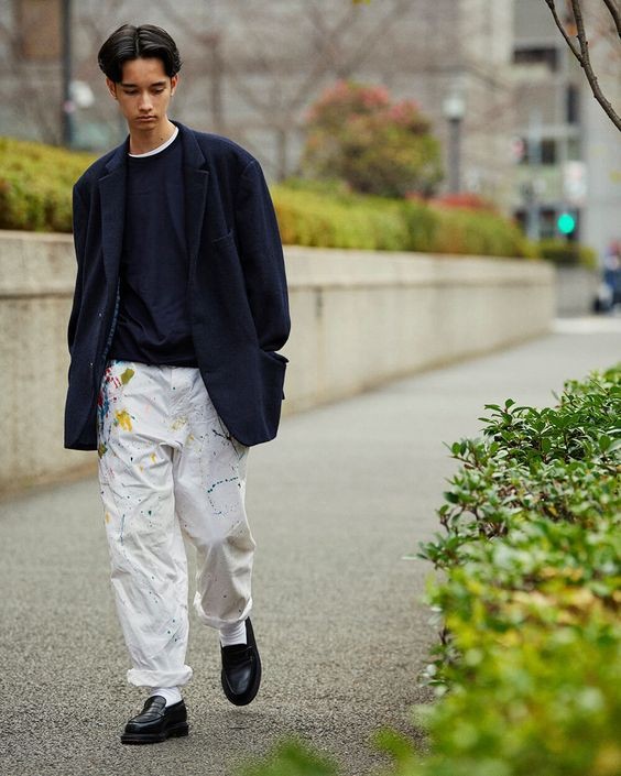 男人穿皮鞋就落伍了？那你没穿对，搭配白袜试试，回头率高又时髦