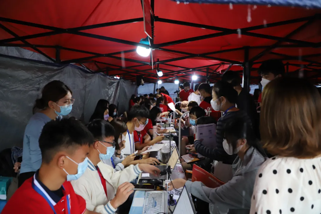 迎新｜山东工程职大一见倾“新”，满心欢喜，“雨”见最美的你