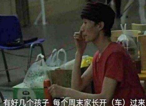 男版杨丽萍，为舞蹈终生未娶，如今生活不能自理，靠学生家长照顾