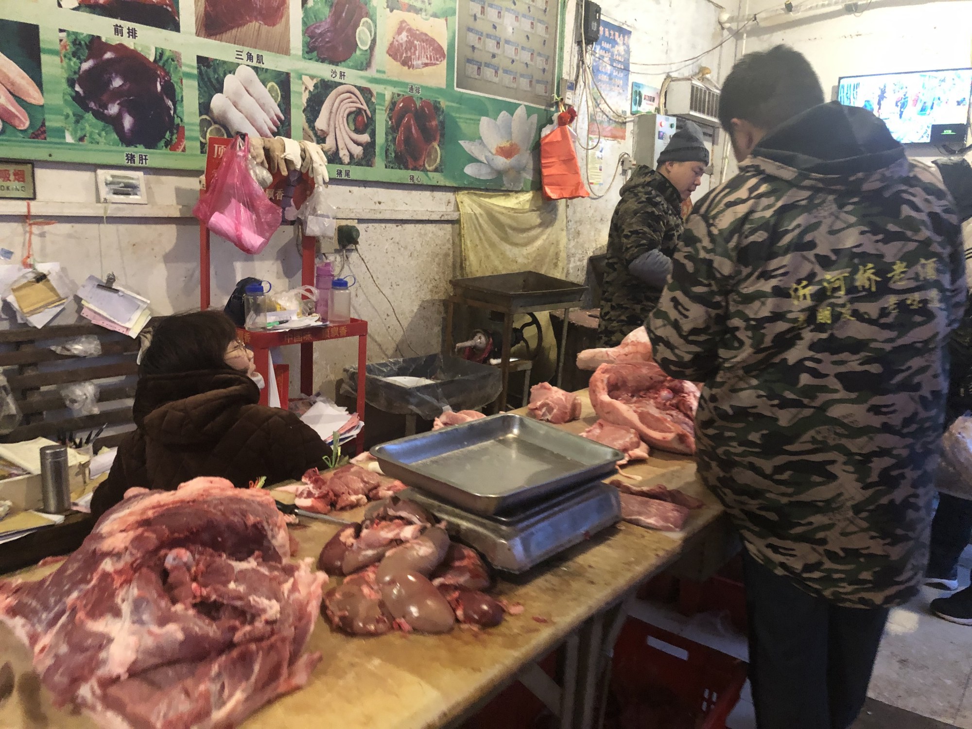 山东沂南猪肉涨到27元一斤，肉联厂门市冷清，不见市民排队灌香肠
