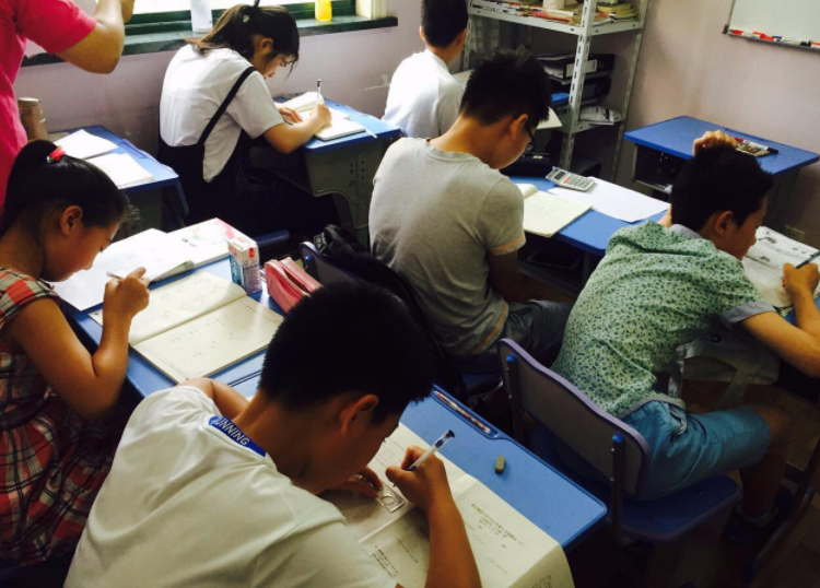 有学生陪读的成人高考补习班，我们看看，葫芦里到底卖的什么药