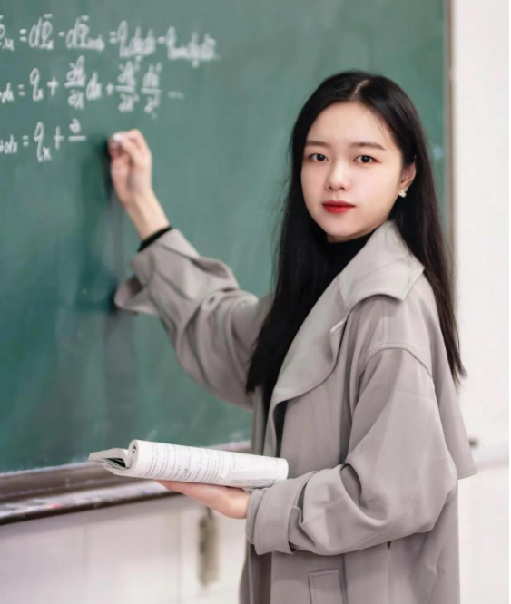 又一女神级学霸火了，“双非”高校保研清华，妥妥的励志剧女主