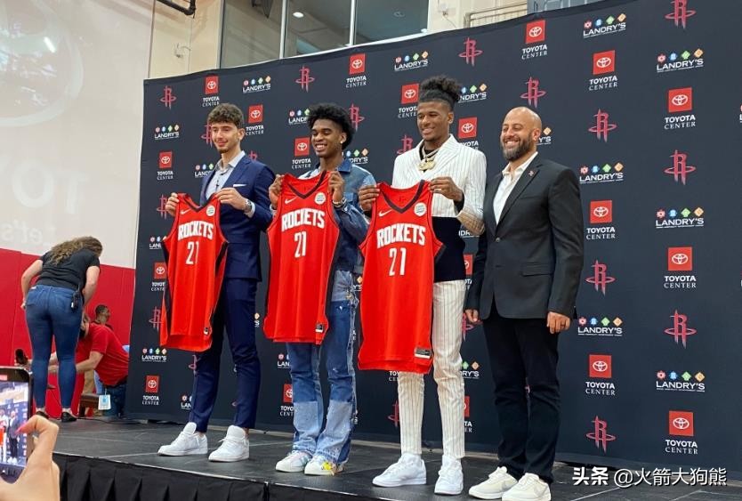 为什么nba新秀都拿21号球衣(火箭3大新秀手持球衣亮相！独缺1人，号码暂时相同，斯通开心大笑)