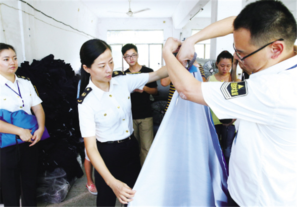 福州一小学300元劣质校服，一天就穿坏，学校是被家委会“支配”