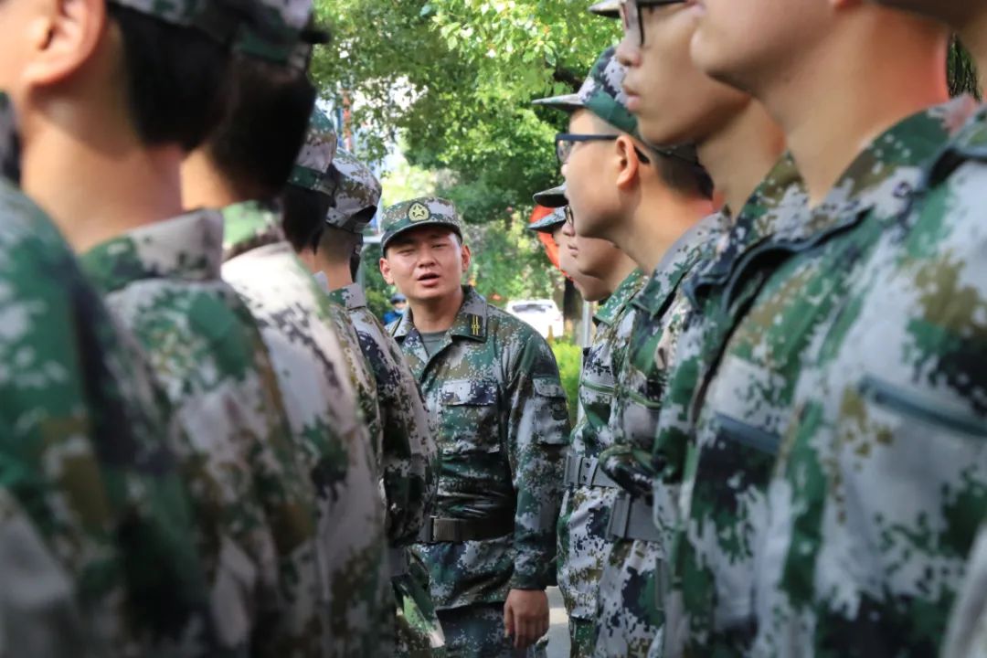 这一刻，迷彩和青春碰撞，汗水与激情交融