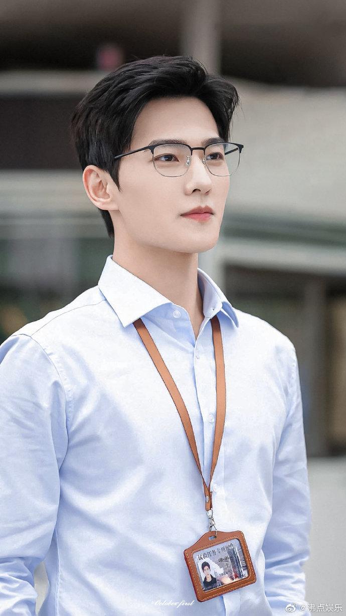 杨洋蓝色发型太惊艳了！不愧是军艺校草