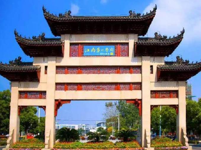 “7人间”寝室被吐槽，新老学生很委屈：人多地方小物品没地放