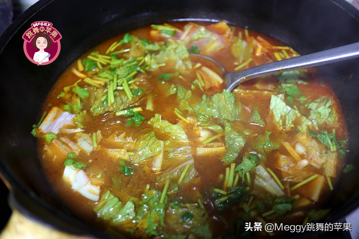 除了酸辣粉，红薯粉条还能做什么？巧用火锅底料，一家四口吃得欢