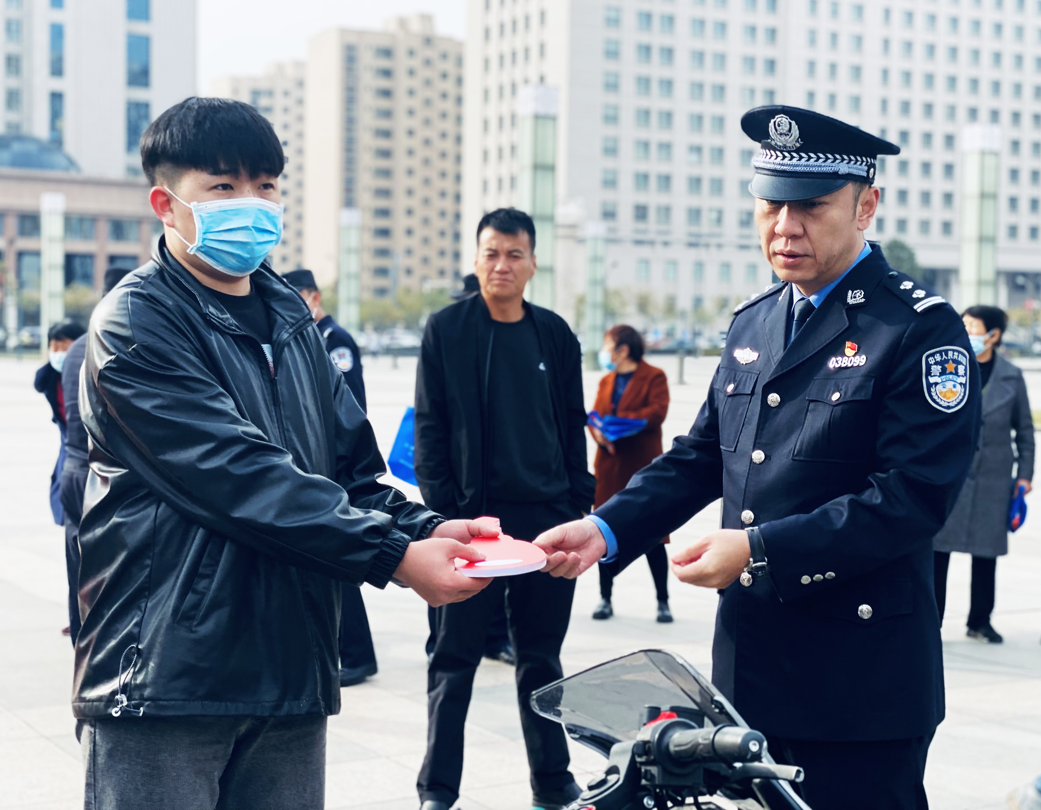 破小案 暖民心 | 神木公安向受害群众集中返还30余万元赃款赃物