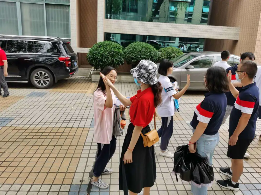 难忘老师 感恩亲人——佛山南海中学分校2020届高三学子高考凯旋