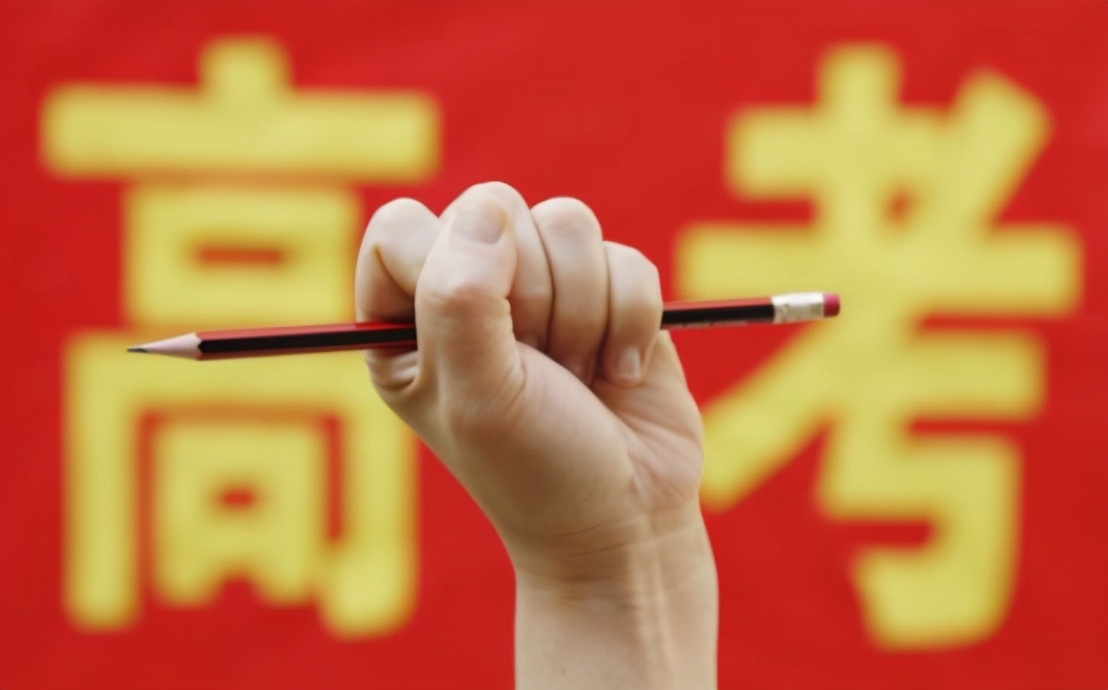 何川洋高考获得重庆状元，但最终被北大拒录，复读一年后考得怎样