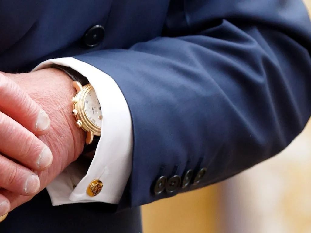 百达绿宝石的手表是百万美元，戴安娜一次重叠两张。英国王室喜欢瑞士手表