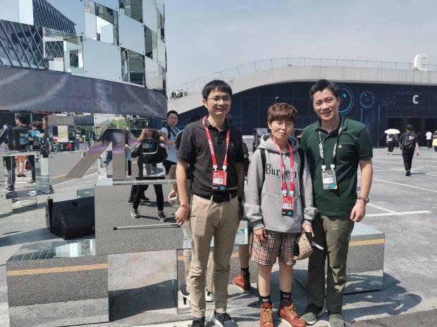 与阿里合伙人合影，两年净赚一百万，这个草根姑娘有什么魔力？