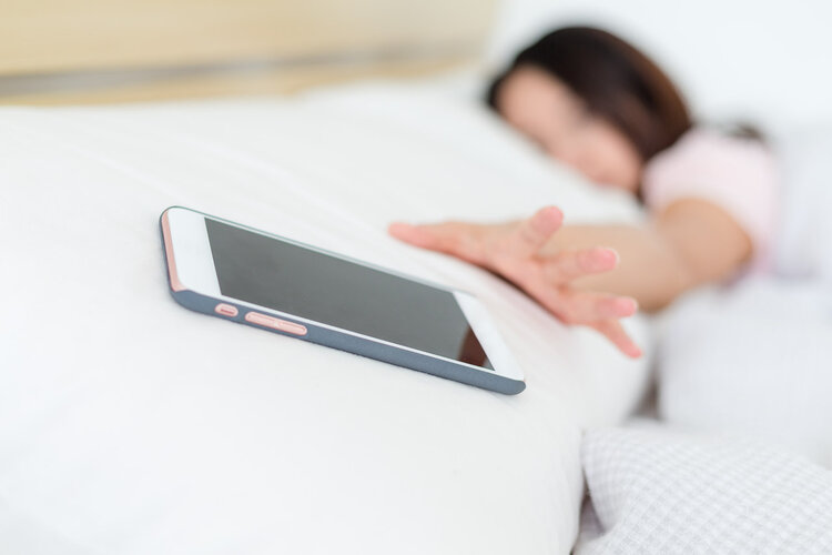 睡覺時，手機放多遠才不傷身？ 讀懂這份輻射清單，不再心慌慌