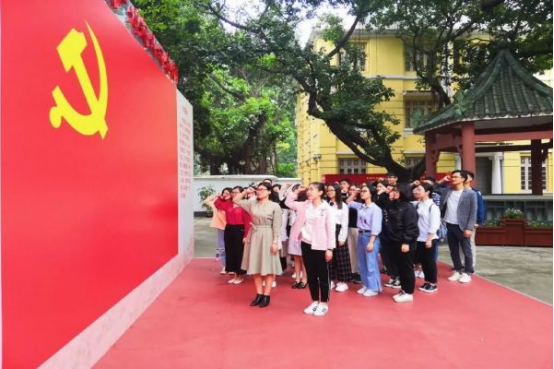 大学生入党谁说的算？和辅导员好关系还不够，大一开始就要准备