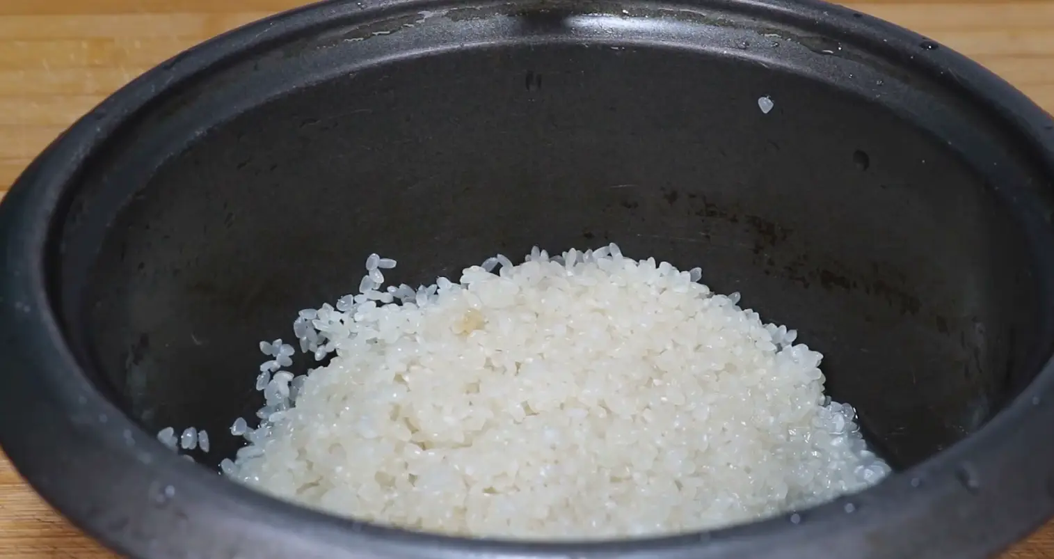 腊肠怎么做好吃又简单（腊肠焖饭最好吃的做法）