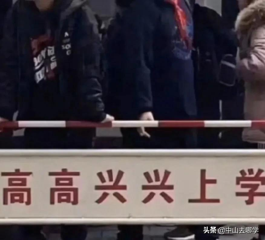 开学啦！现场多图预警：妈趴窗，爹爬墙，脸贴地！场面过于欢乐