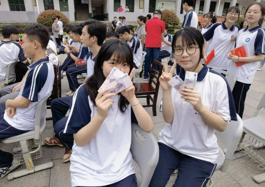 你知道高考为什么可以提前30分钟交卷吗？班主任说出其中缘由