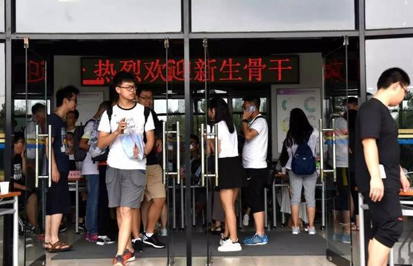 谁说学霸没有性别之分？清北新生入学报到，男女比例差距显著