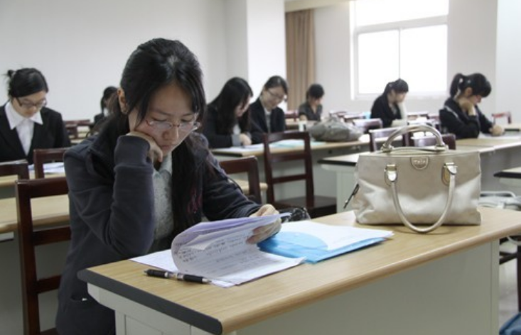 大学生“私下交易”曝光，只顾眼前利益，殊不知影响的是未来