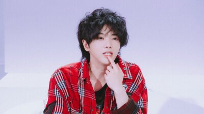 “单纯”人设翻车？华晨宇被曝整容植发，未来口碑又该何去何从？