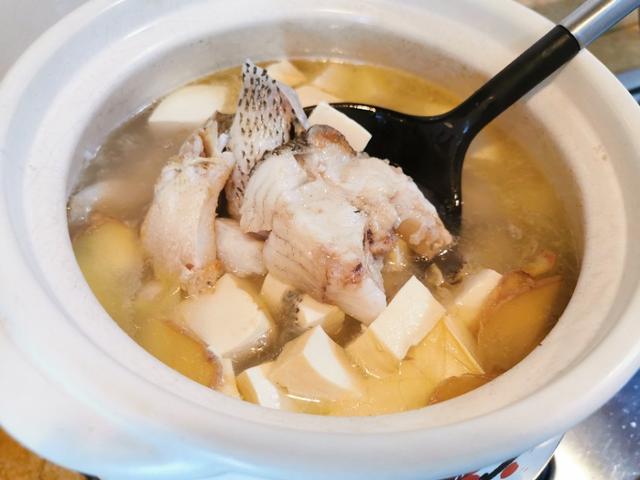 奶白鲈鱼豆腐汤做法：忽略这个细节，鱼汤很难熬出奶白色