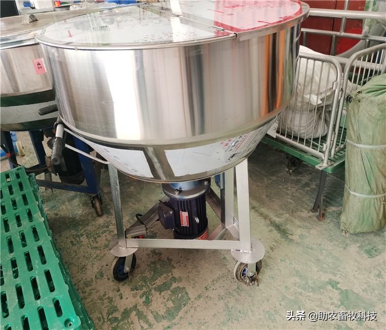 可以移動的干濕飼料攪拌機，是養(yǎng)殖場的好伴侶