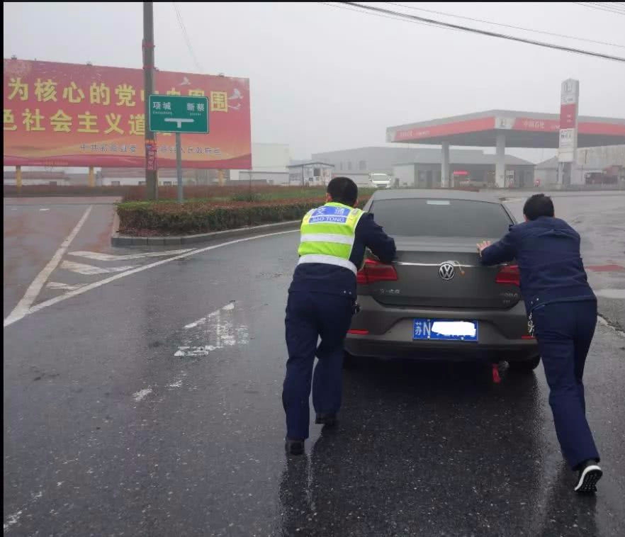 高速半路车坏了咋办？是直接找交警？很多车主都不懂，花了冤枉钱
