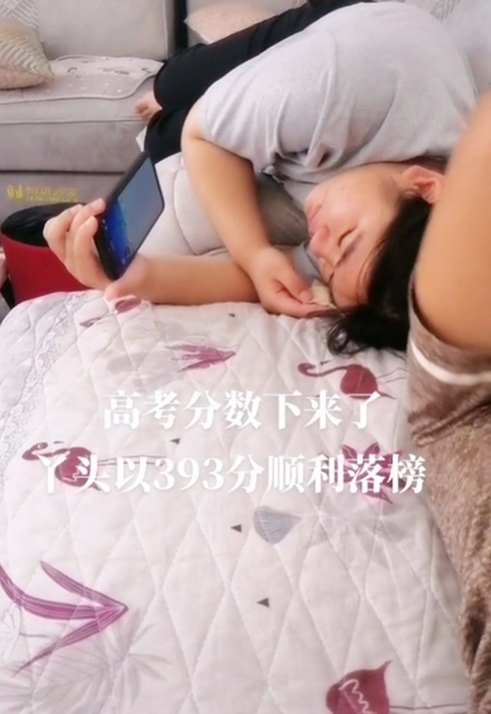 男孩高考成绩不理想，独自拉二胡发泄，网友：这心态将来能成大事