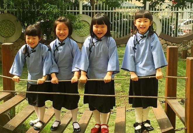 幼儿园毕业照走红，创意不输大学生，家长：再穷也不能少了仪式感