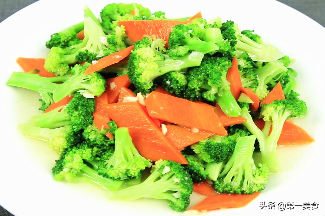 炒西兰花、最忌直接下锅炒和焯水！学会1招，西兰花爽脆又入味