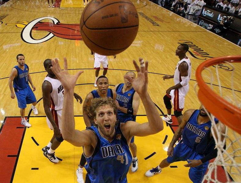 NBA2011总决赛6场高清(11年总决赛G4，詹姆斯仅得8分遭嘲讽，韦德有多强？粉丝：带不动)