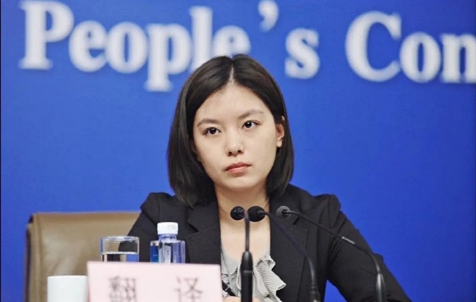 中国女翻译官燃爆了！中美交锋20分钟临场脱稿交传，太帅太牛