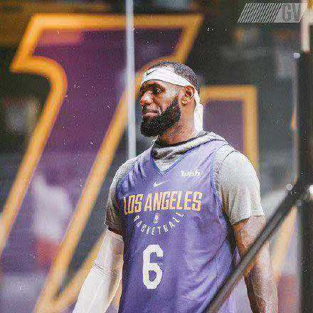 nba为什么都穿七分紧身裤(NBA禁止“特殊装备”：弹簧鞋如物理外挂，禁戴黑面具理由太荒诞)