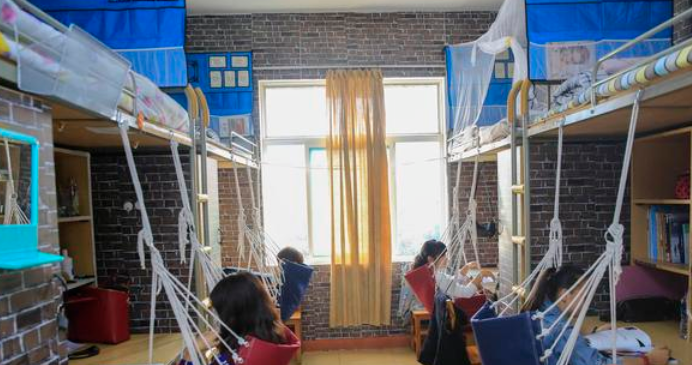 大一新生入学，宿舍选床位“有讲究”，四人寝更要小心踩雷