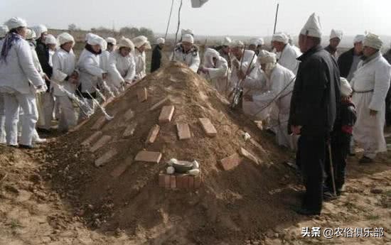 农村传统葬俗，大年初一要祭祀亲人旁边的新坟，下葬还要高声呼龙