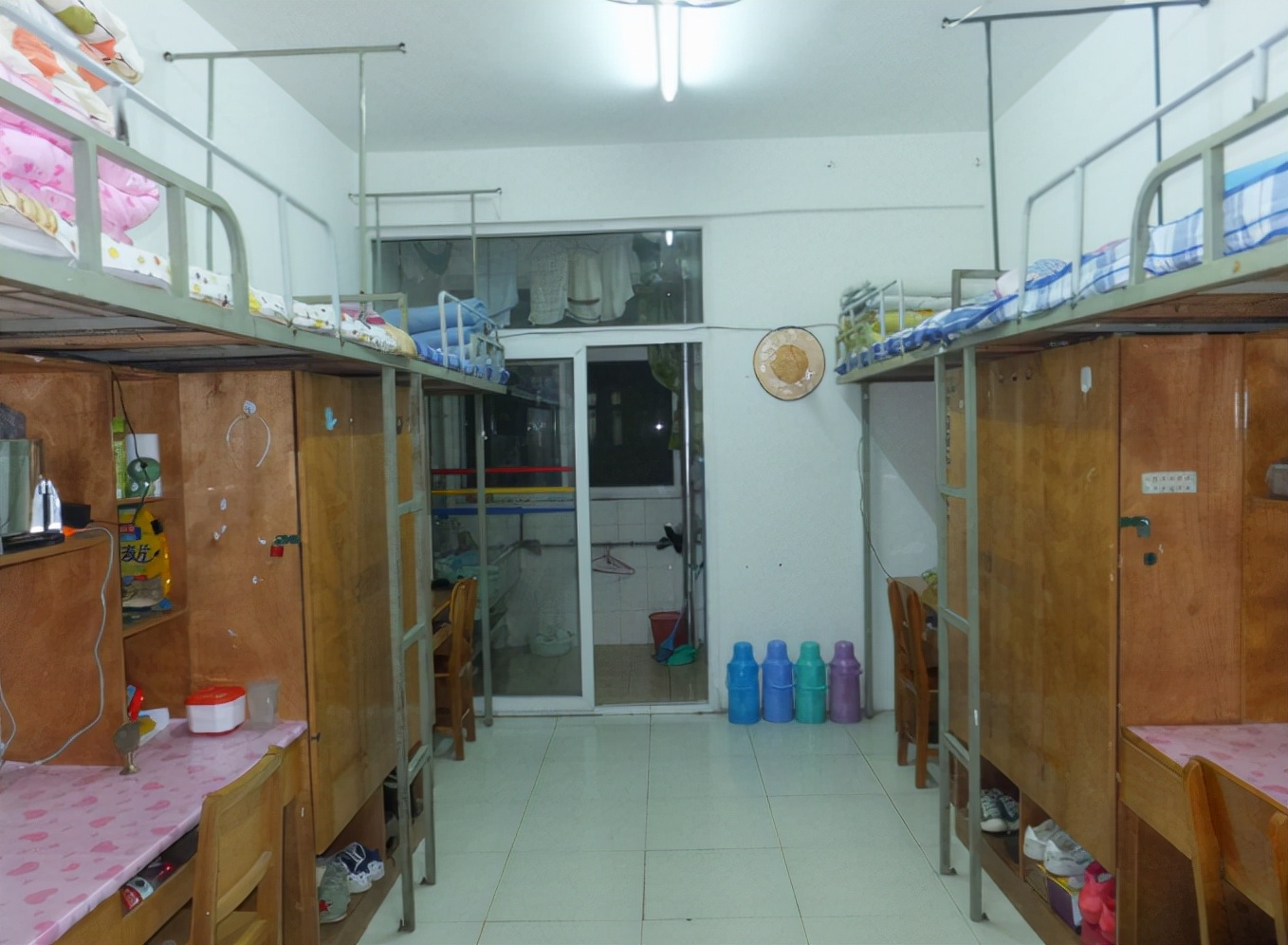 985名校宿舍被“嫌弃”，环境又破又差，新生看完不太想住了