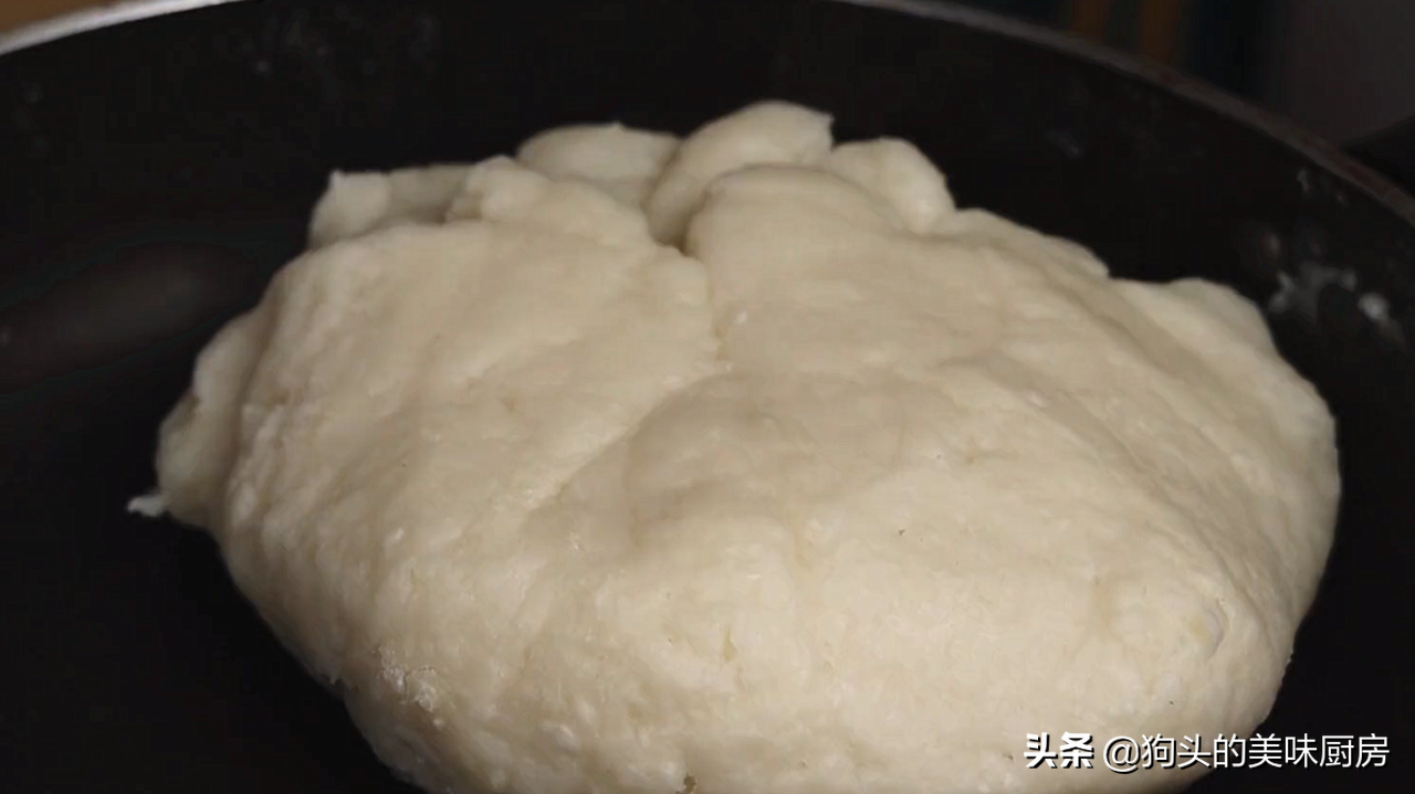 油炸糕总是做不好，大厨教你一招，鼓大泡又酥脆，保证不开裂