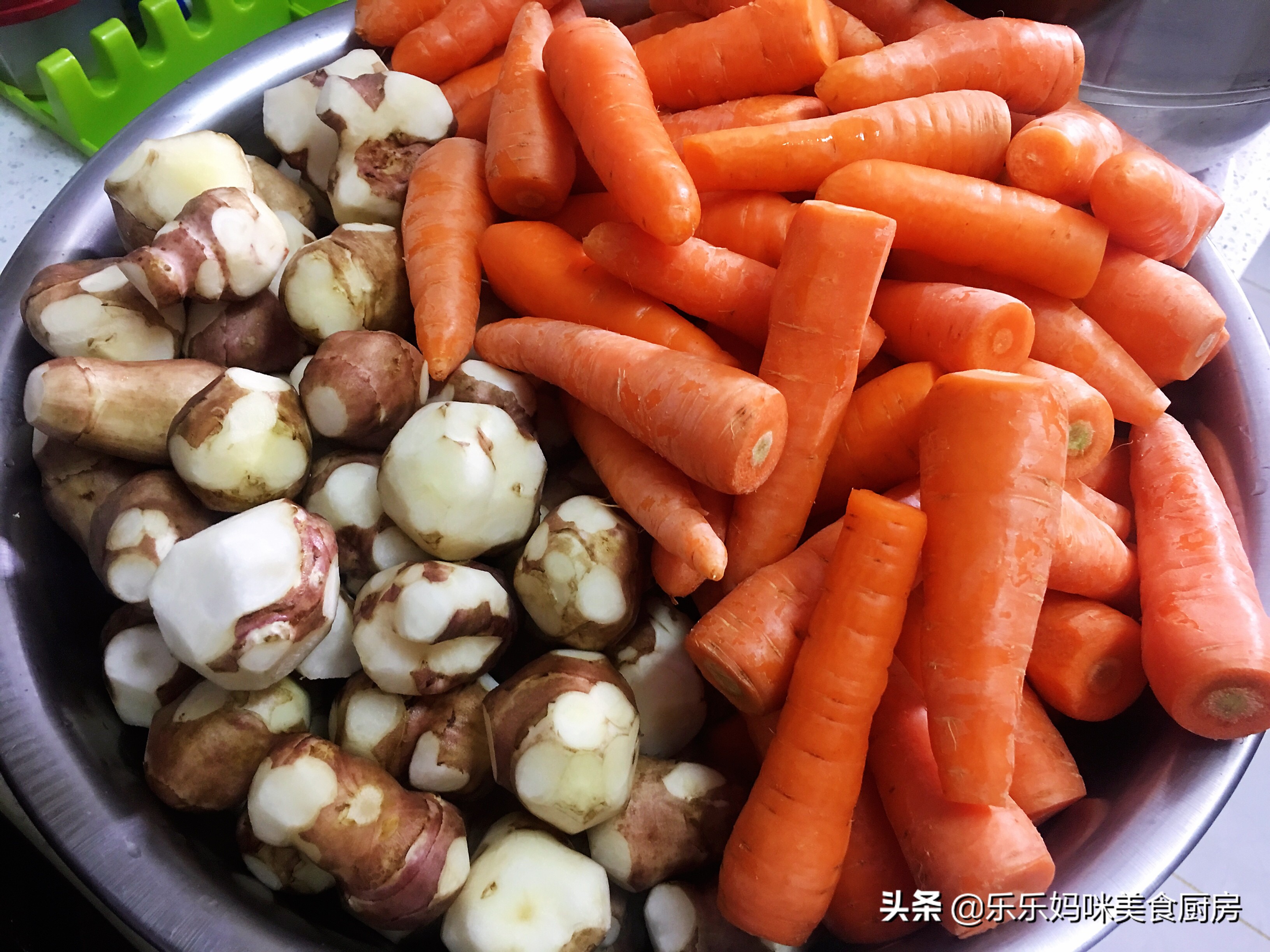 每年秋季，妈妈都用这方法腌咸菜，7种食材腌1瓮，够吃一冬