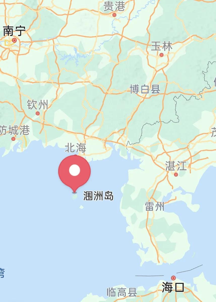 北临广西北海市,东望雷州半岛,东南与斜阳岛毗邻,南与海南岛隔海相望