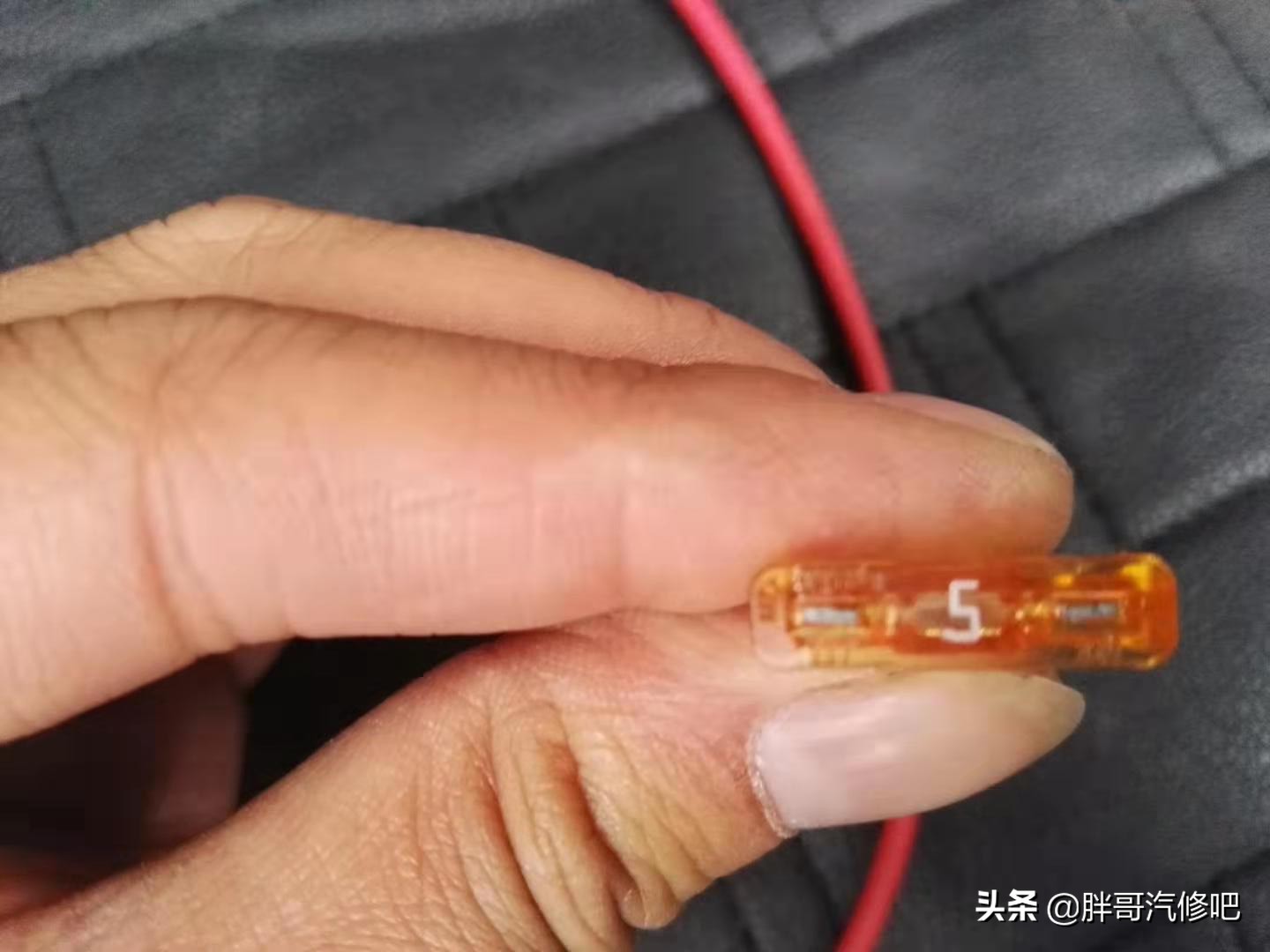 胖哥牵线卖奥迪A8L，车主上门找维修，仪表无显示故障码闪烁