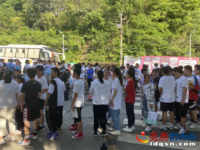 又是一年中考季，今日黔西南4万余考生奔赴考场 众多家长场外等候
