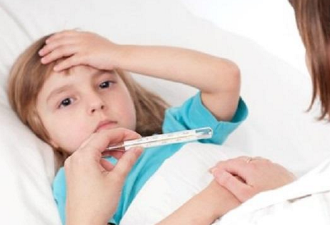孩子发烧有件事比退烧更重要，2个降温方法见效快，别着急去医院