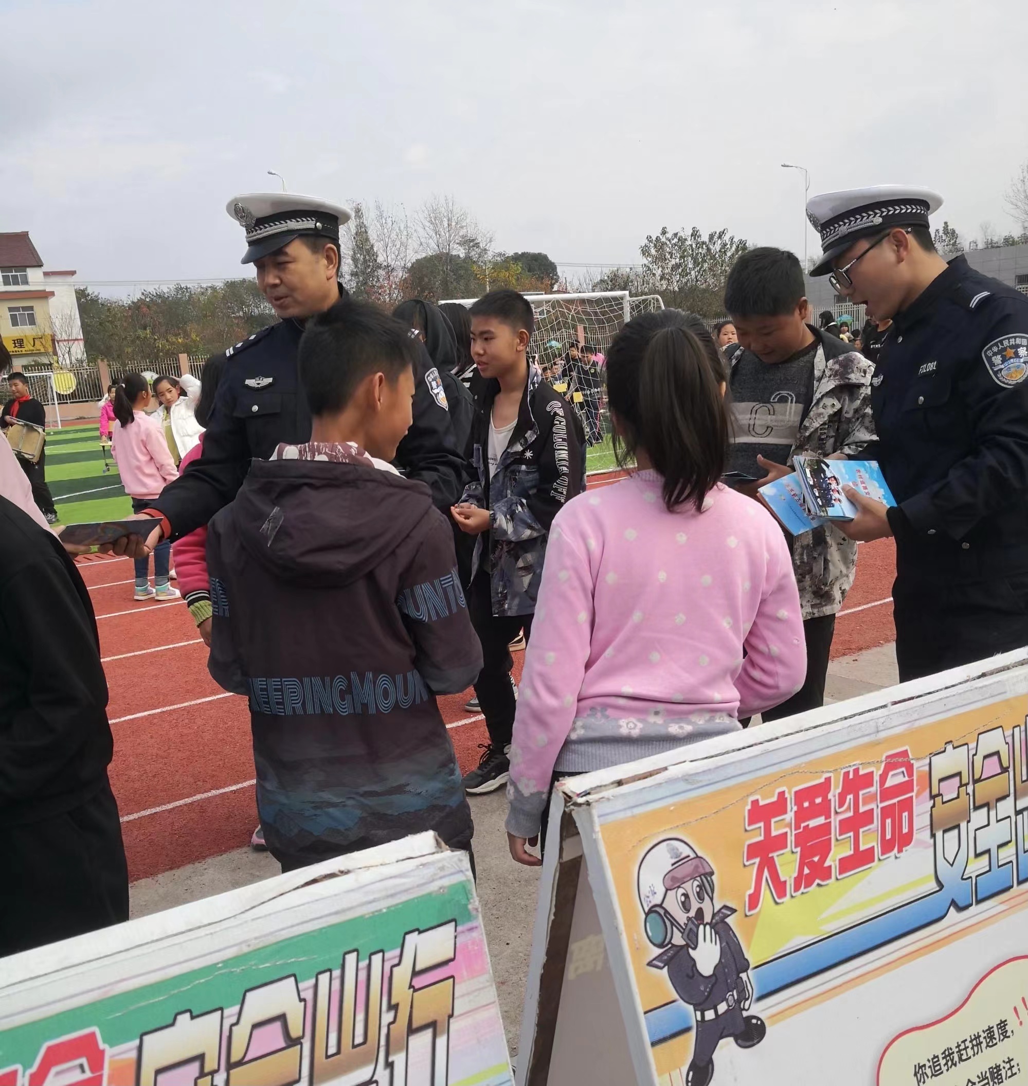 汉中交警一大队为学生送上守法知礼“必修课”，倾情守护“平安上学路”