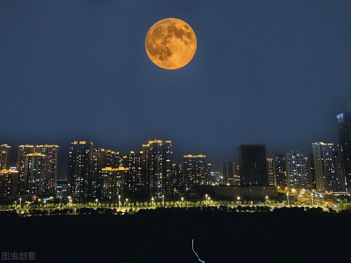 古代人最早是从太阳,阴历十五的月亮得到圆的概念的.