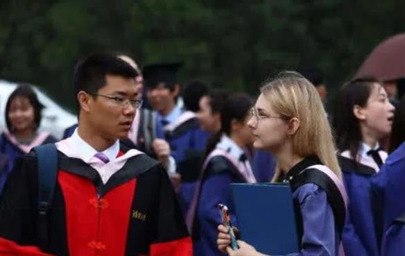 清华自降门槛招外籍生，国内学子表示不满，对此教育部做出了回应